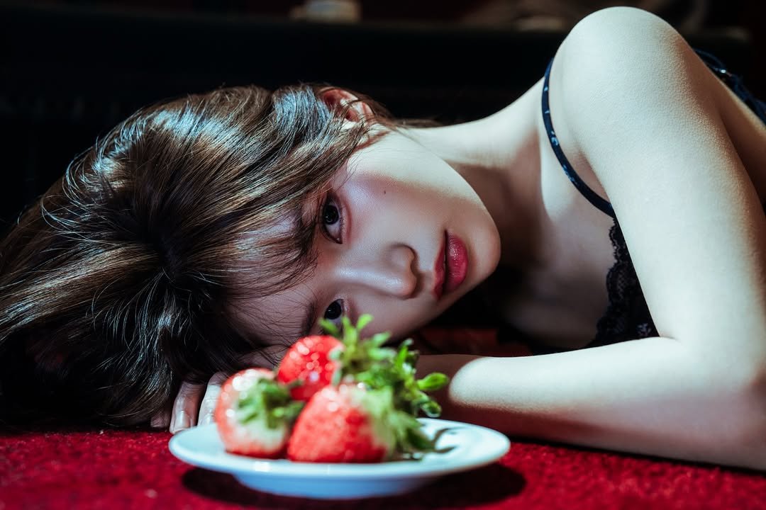 Photo by 이로아 on February 18, 2026. May be an image of one or more people, hair, strawberry and text.