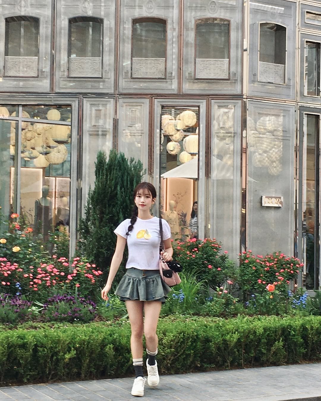 Photo by 이로아 on May 19, 2025. May be an image of 1 person.