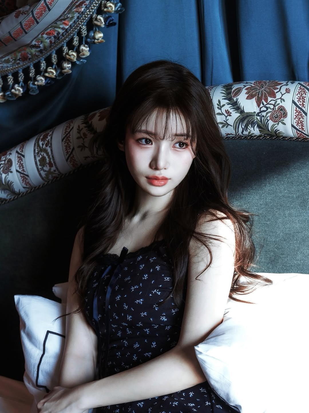 Photo shared by 이로아 on April 25, 2026 tagging @namu.pic_. May be an image of one or more people, hair, makeup and text.