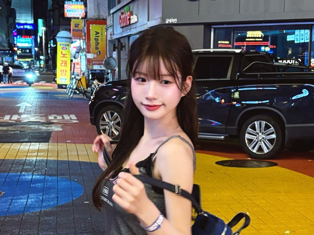 Photo by 이로아 on August 15, 2025. May be an image of 2 people, hair, Times Square, street and text.
