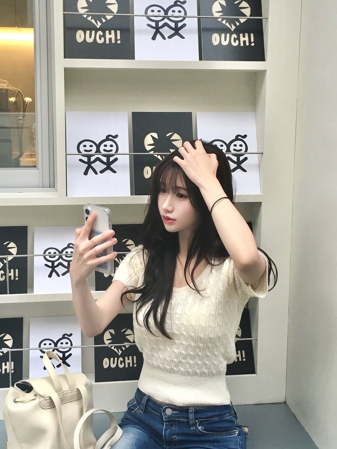 Photo by 이로아 on June 27, 2025. May be an image of 1 person, hair, phone, top and text that says 'OUCH! 親 OUCH! E 愛 大 Cn Ố 平 H! E Η! OUCH!'.