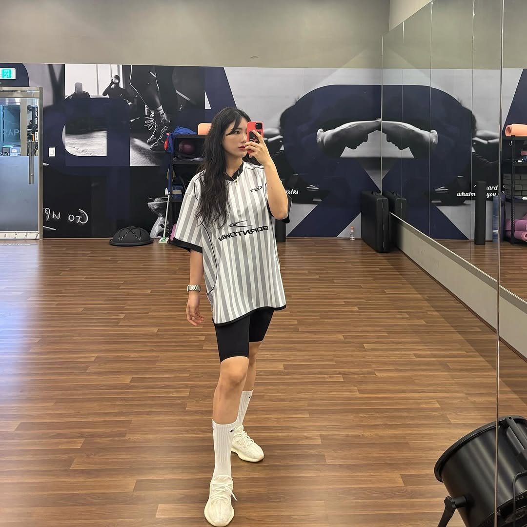 1.7.o_fit_ 게시물 이미지: 본트윈 요 옷을  입으면 
👩🏻 : 축구선수가타요..
👦🏻: 축구 좋아해요..?...