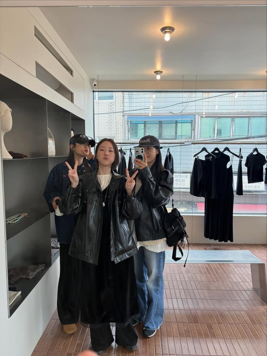 1.7.o_fit_ 게시물 이미지: 시골쥐 서울쥐 되려다 사입삼촌 되고 끝,,,,,,,,, 
진짜 여유롭게 다니는거...