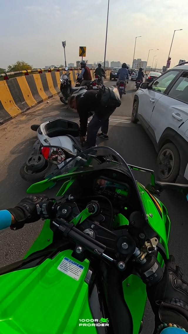1000r_prorider 게시물 이미지: Live accident part 2 #zx10r #ridewithkanhaiya...