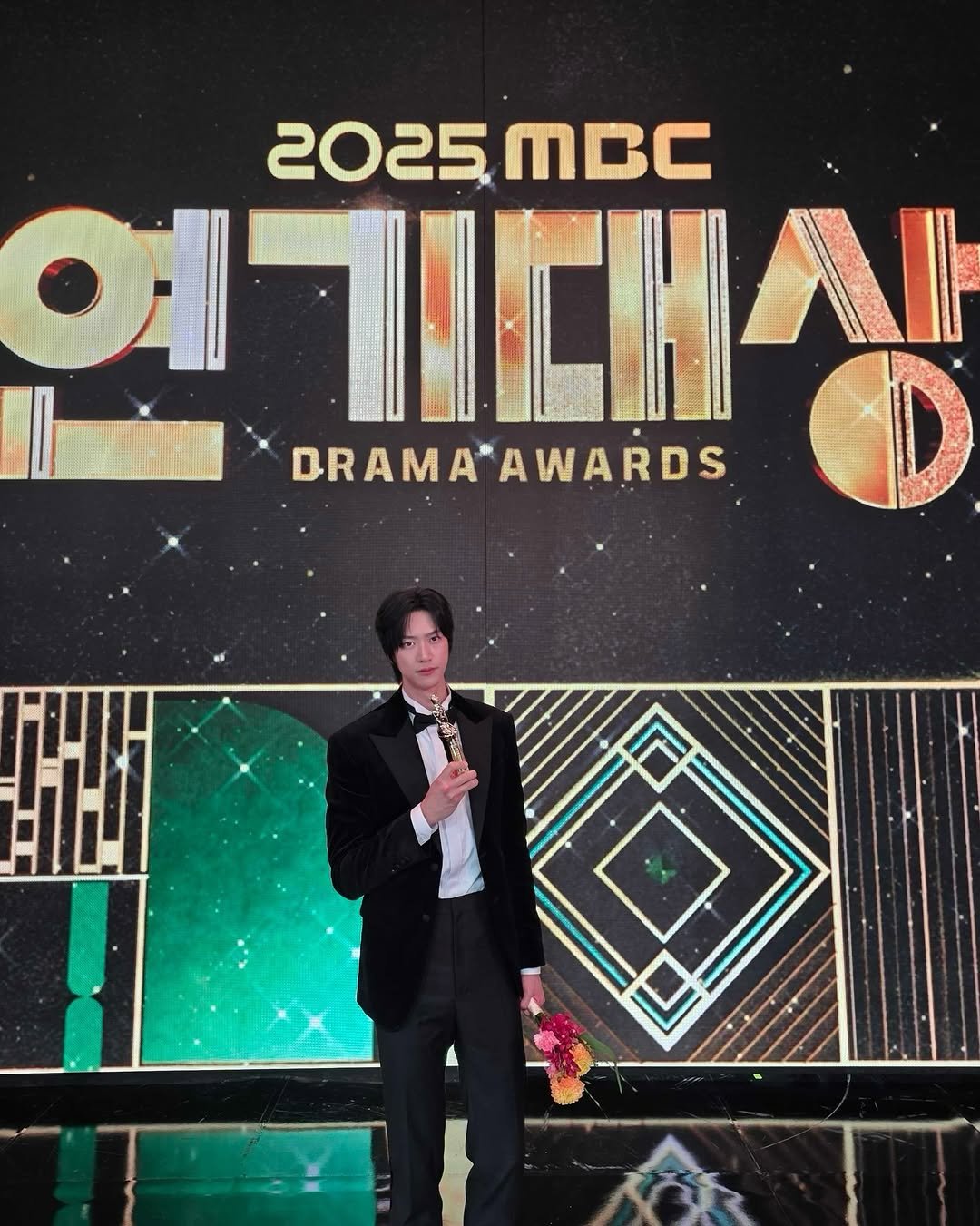 Photo by 나인우 NA INWOO on December 30, 2025. May be an image of one or more people, bangs, dinner jacket, top and text that says '2025 2025,MBc H DRAMA*AWARDS AWARDS DRAMA'.