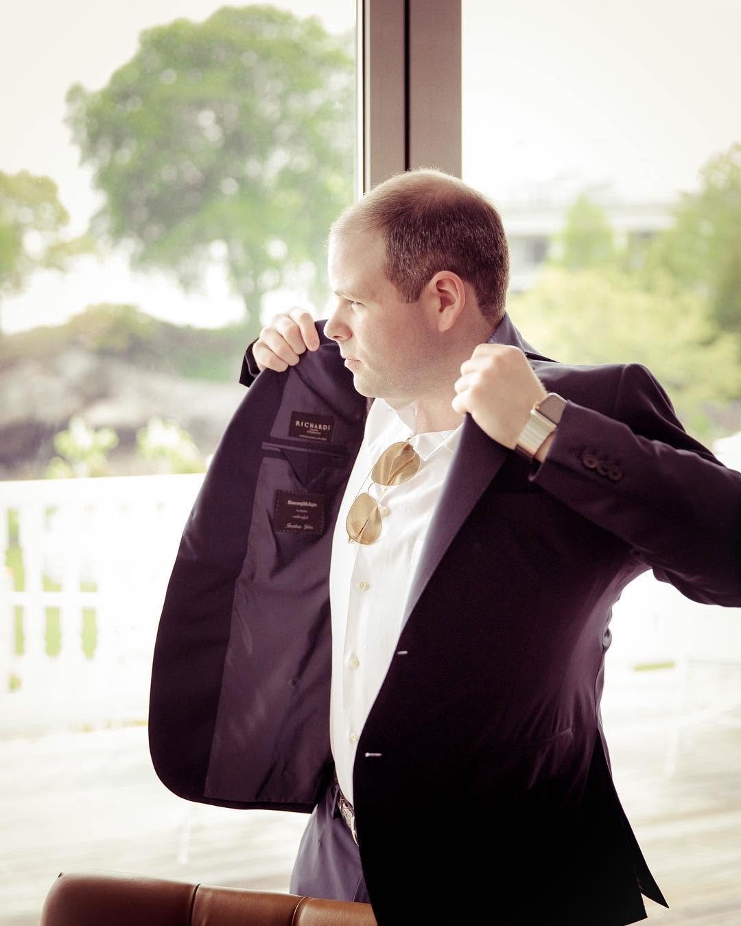 104 게시물 이미지: I take off the blazer, loosen up the tie. Step...