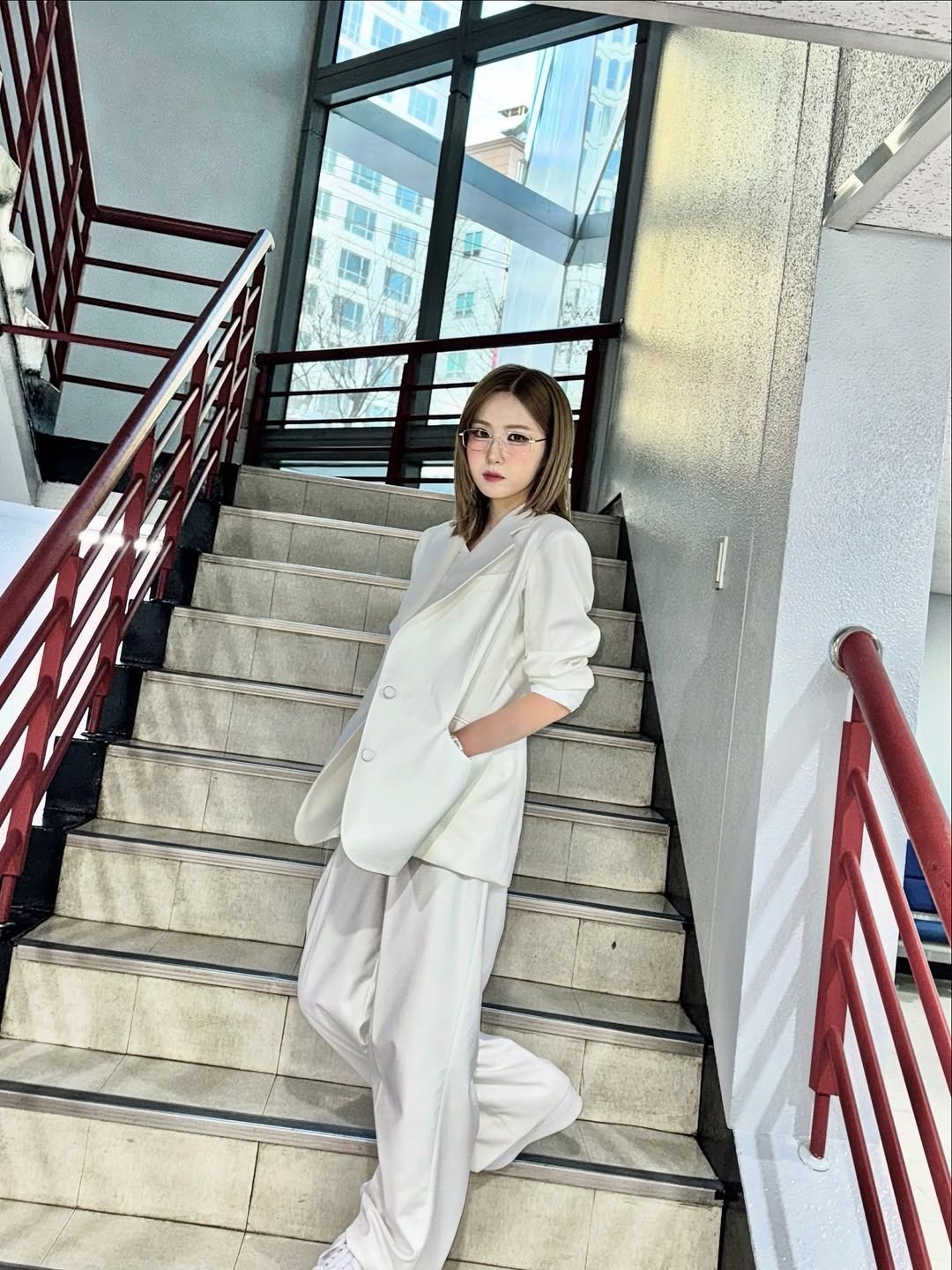 Photo by 本田仁美 Honda Hitomi on January 21, 2026. May be an image of sleepwear, coat, blazer, suit and text.