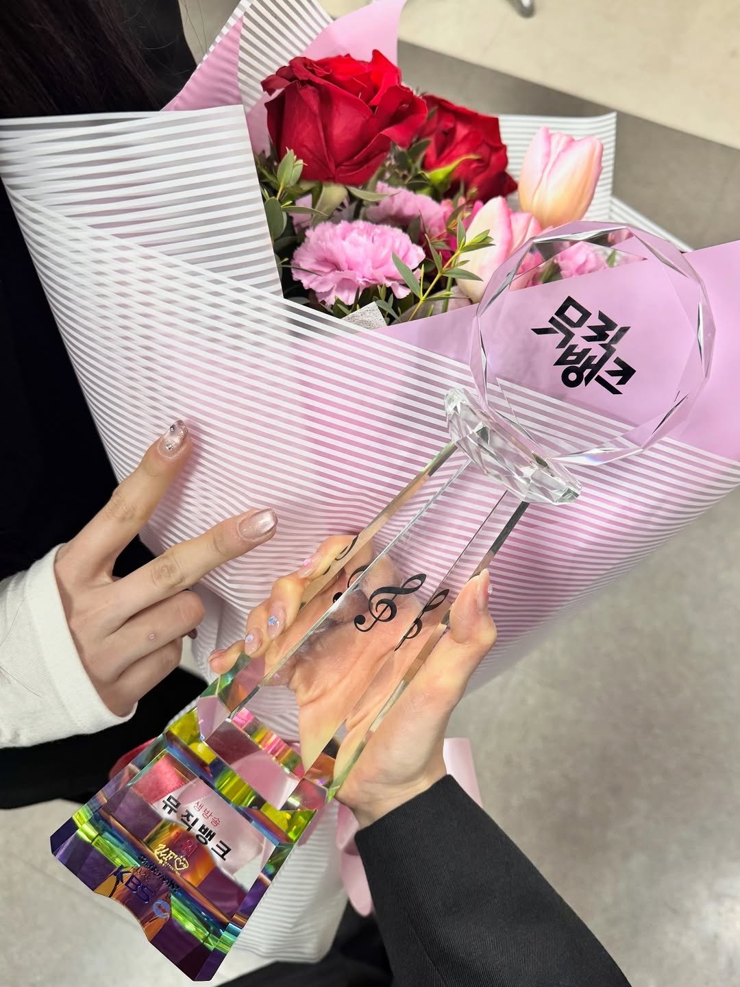 Photo by 本田仁美 Honda Hitomi on January 12, 2026. May be an image of lollipop, prairie gentian, baby's-breath and rose.