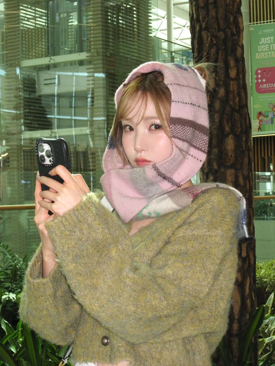 Photo by 本田仁美 Honda Hitomi on March 03, 2026. May be an image of one or more people, hair, duffle coat, scarf, headscarf, shawl, parka, beret and text that says 'NRSTAR JUST USE AIRSTA ች AIRSTA'.