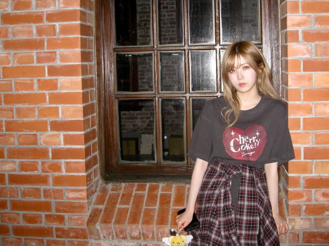 Photo by 本田仁美 Honda Hitomi on March 14, 2026. May be an image of one or more people, hair, miniskirt, brick wall and text.