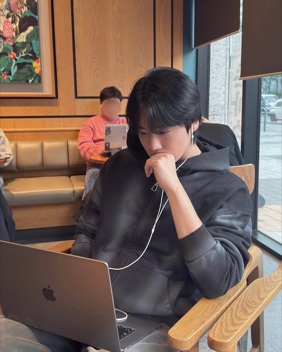 Photo by 유도열 on November 13, 2025. May be an image of studying, phone, cornflower and text.