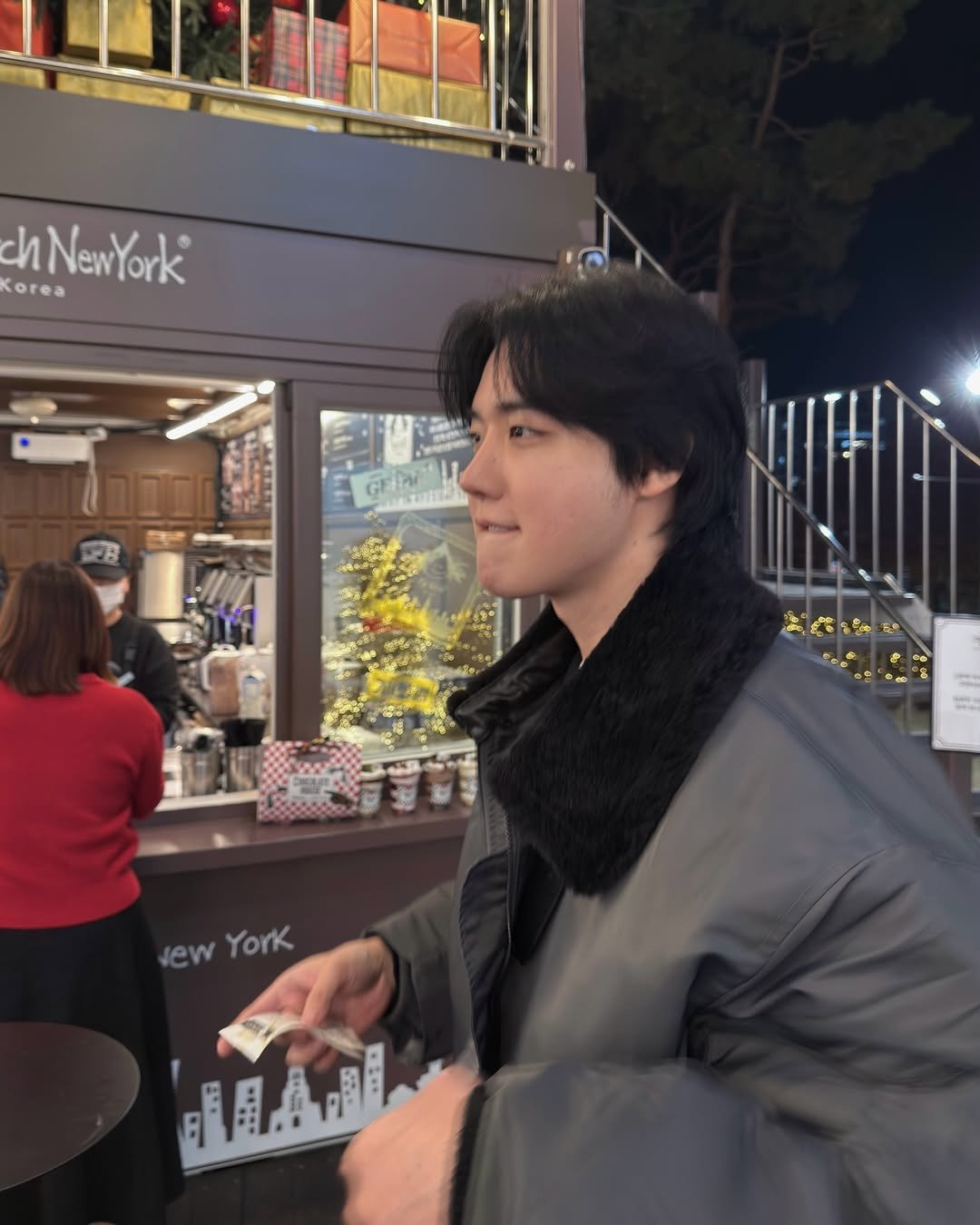 Photo by 유도열 on December 29, 2025. May be an image of one or more people, hair, duffle coat, overcoat, goosedown coat, parka, cornflower and text.