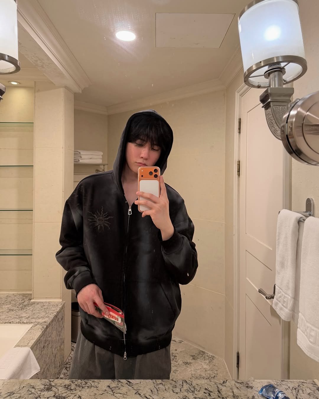 Photo by 유도열 on February 18, 2026. May be a selfie of phone, bath robe, sweatshirt, mirror and text.