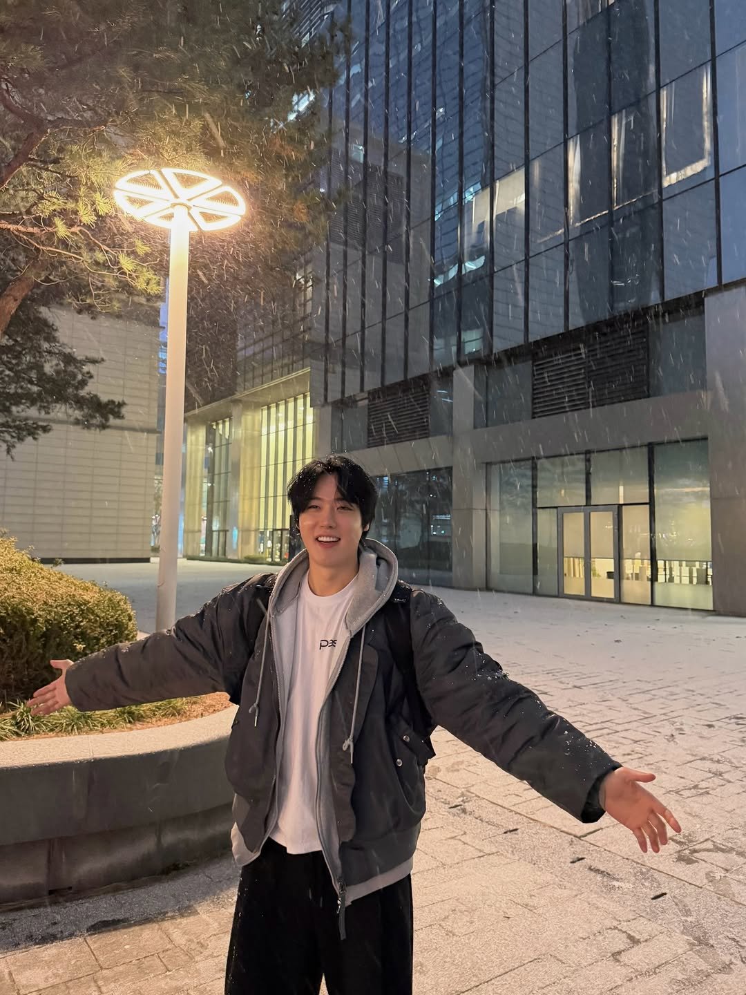 Photo by 유도열 on December 05, 2025. May be an image of duffle coat, parka, snow and text.