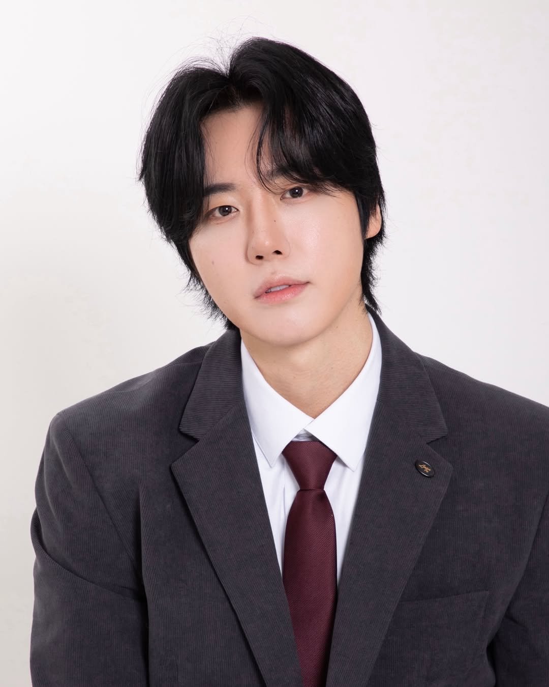 Photo by 유도열 on December 28, 2025. May be an image of suit, bolo tie, blazer and text.