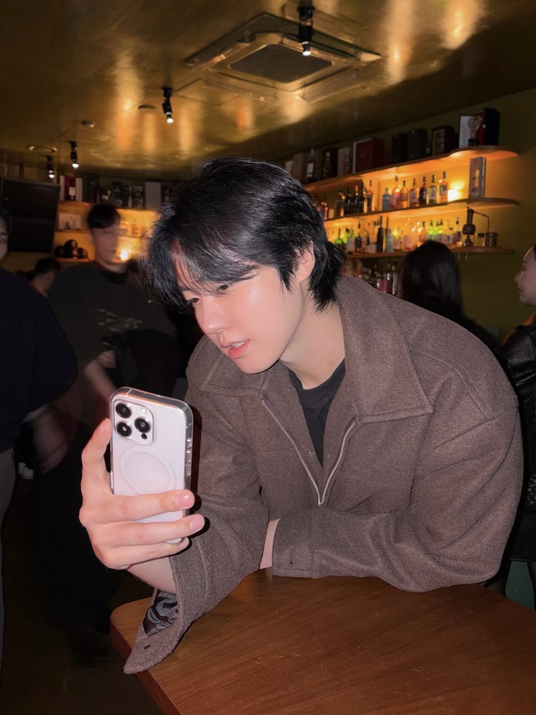 Photo by 유도열 on December 08, 2025. May be an image of one or more people, hair, phone, night and text.