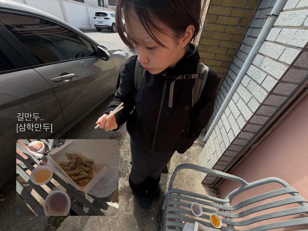 Photo by kimyoung on March 13, 2026. May be an image of duffle coat and text that says '길만두.. [삼학만두] বদ'.