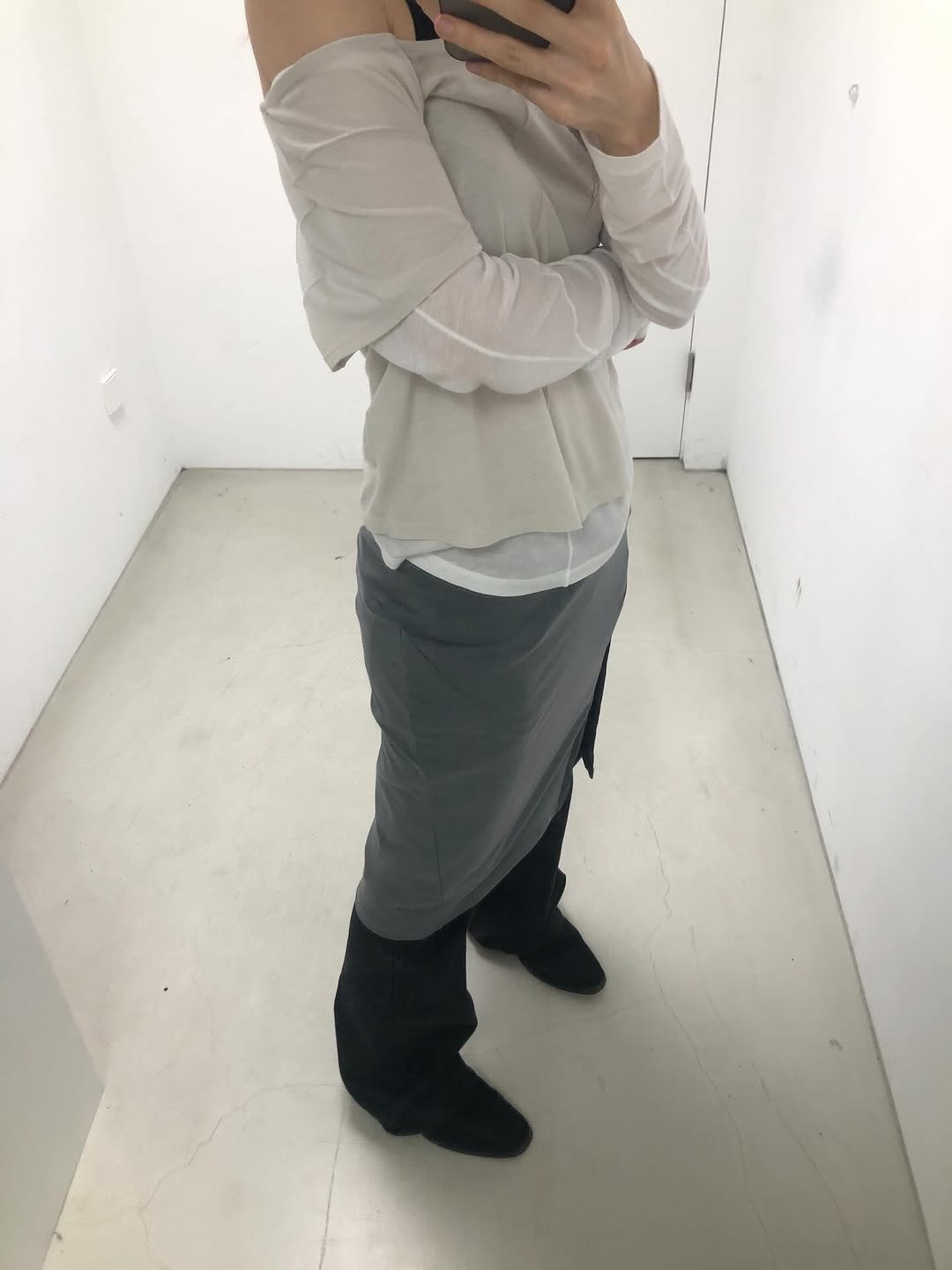 Photo shared by kimyoung on April 15, 2026 tagging @ojos.official. May be an image of skirt, boots, miniskirt and text.