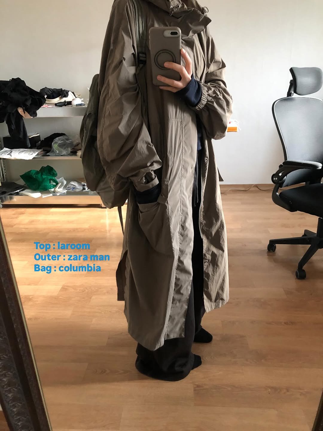 Photo shared by kimyoung on April 22, 2026 tagging @zara. May be an image of overcoat, cloak, parka, raincoat, robe and text that says 'Top:laroom Top: laroom Outer: :zara Outer:zaraman zaraman man Bag: columbia'.