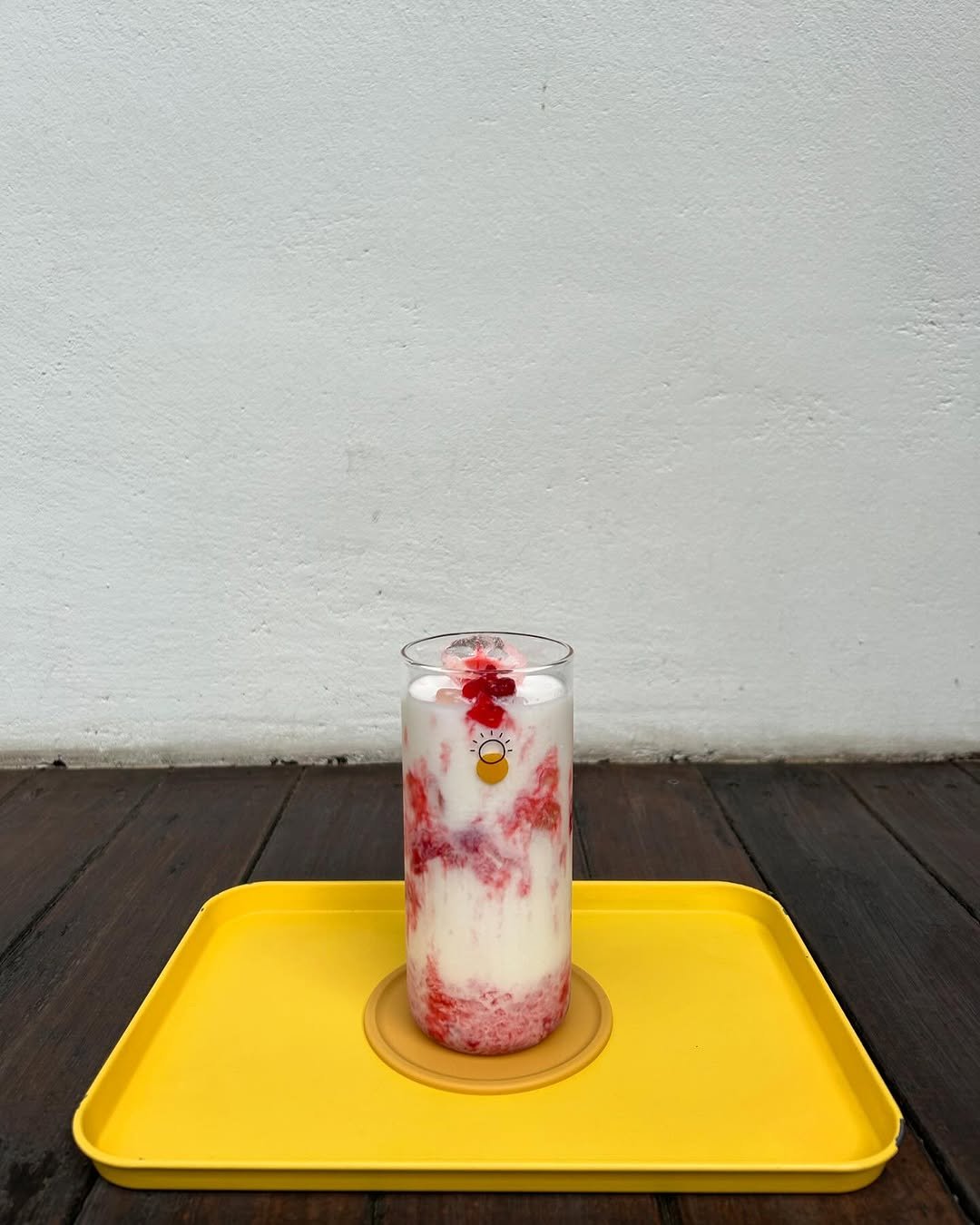 Photo by 일일호일 on April 23, 2026. May be an image of strawberry daiquiri, dessert, smoothie, milk, strawberry, juice and text.