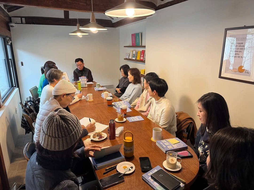 Photo by 일일호일 on December 14, 2025. May be an image of coffee maker, table, dining table and text.