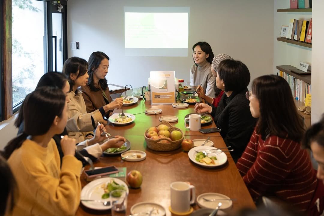 Photo by 일일호일 on October 23, 2025. May be an image of one or more people, people studying, vegetable and text.