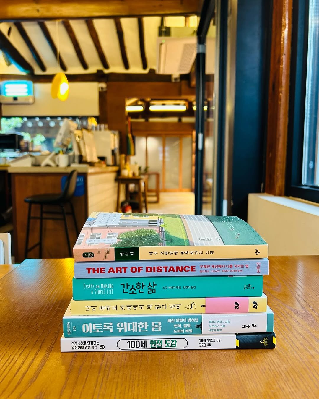 11ho1_bookshop 게시물 이미지: 안녕하세요? 촉촉한 비가 내리는 수요일입니다. 
건강책방 일일호일에 입고된 신간들을...