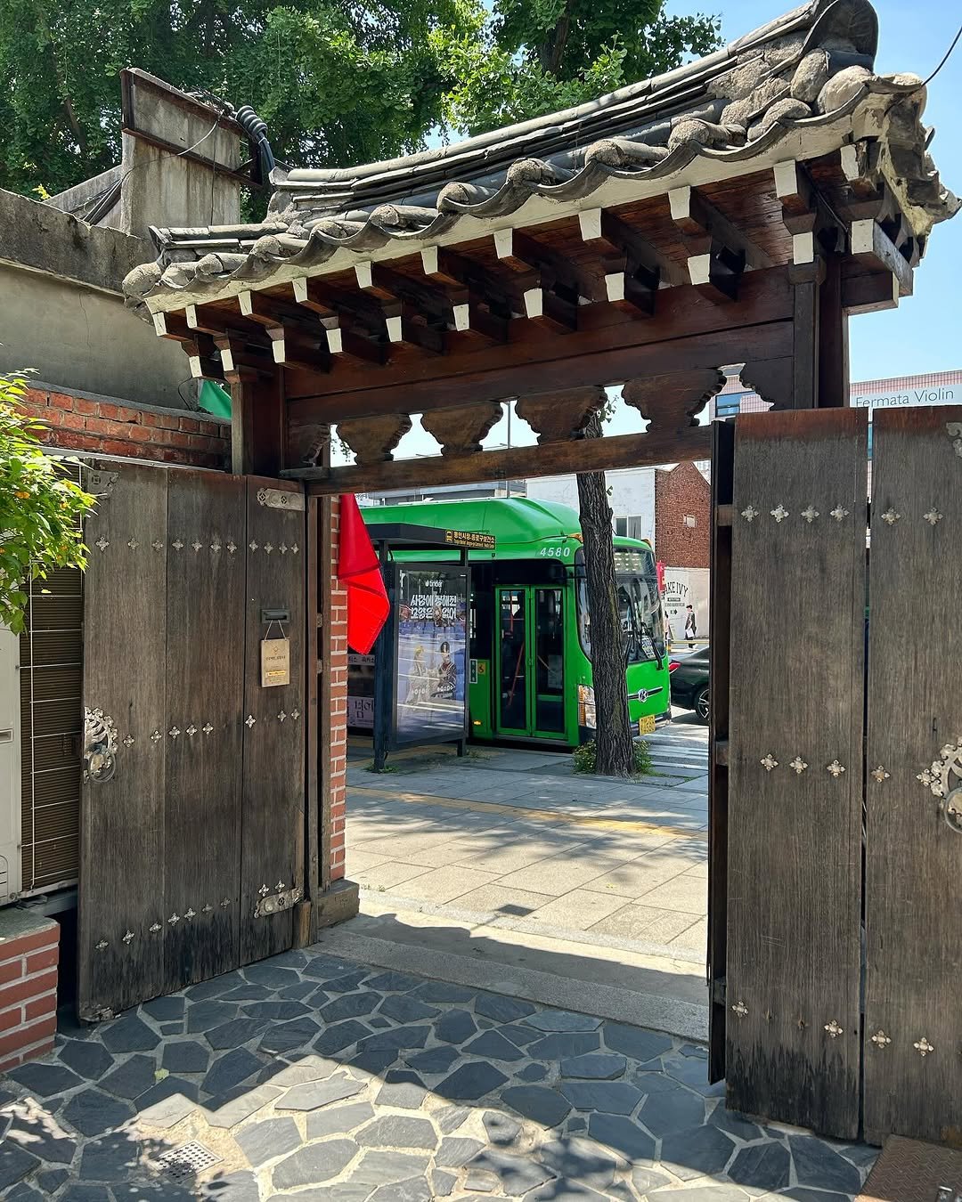 11ho1_bookshop 게시물 이미지: 얼핏보면
점집같겠다
서점인데…

건강책방 일일호일 옆집은
이태리식당인데
맛있고...
