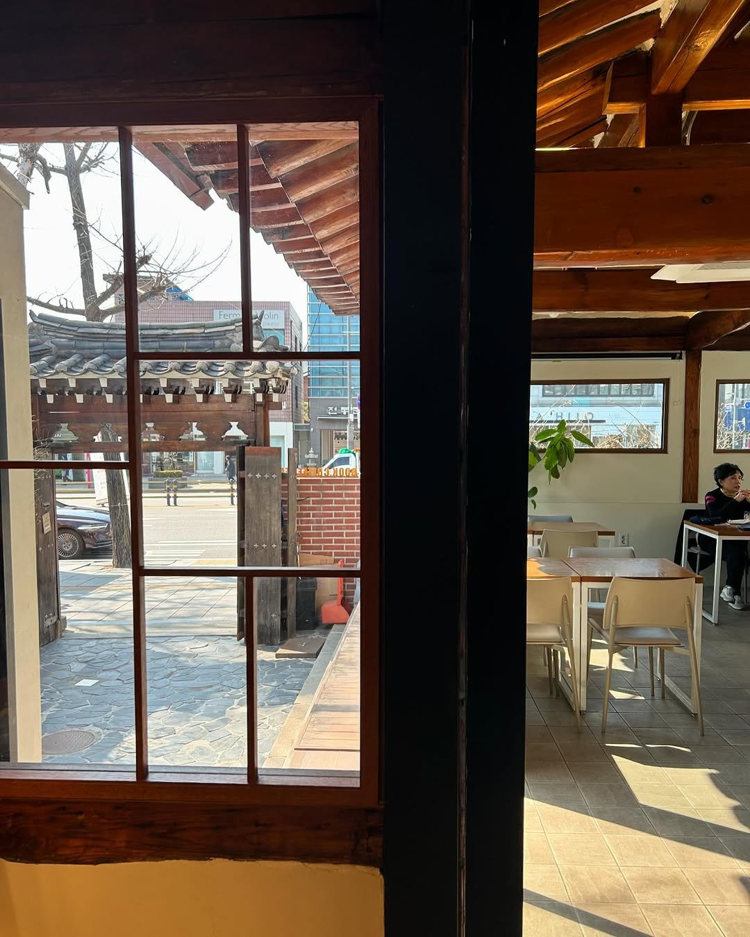 Photo by 일일호일 on March 16, 2026. May be an image of sliding door, window, door and text.