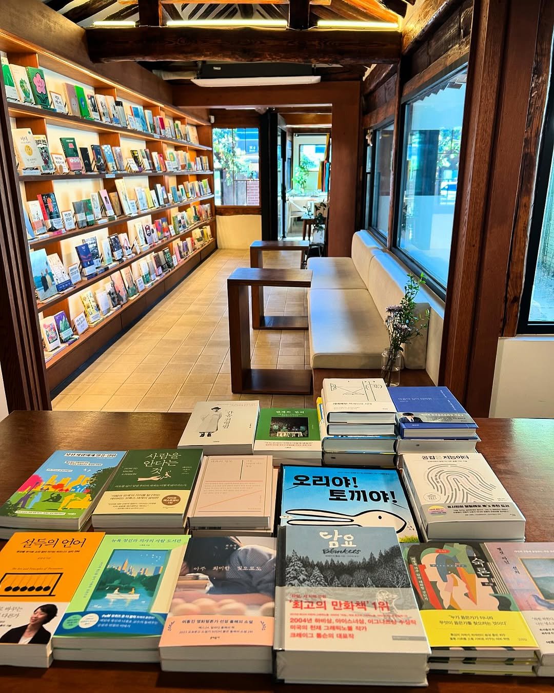 Photo by 일일호일 on October 28, 2025. May be an image of book, shelf and text.