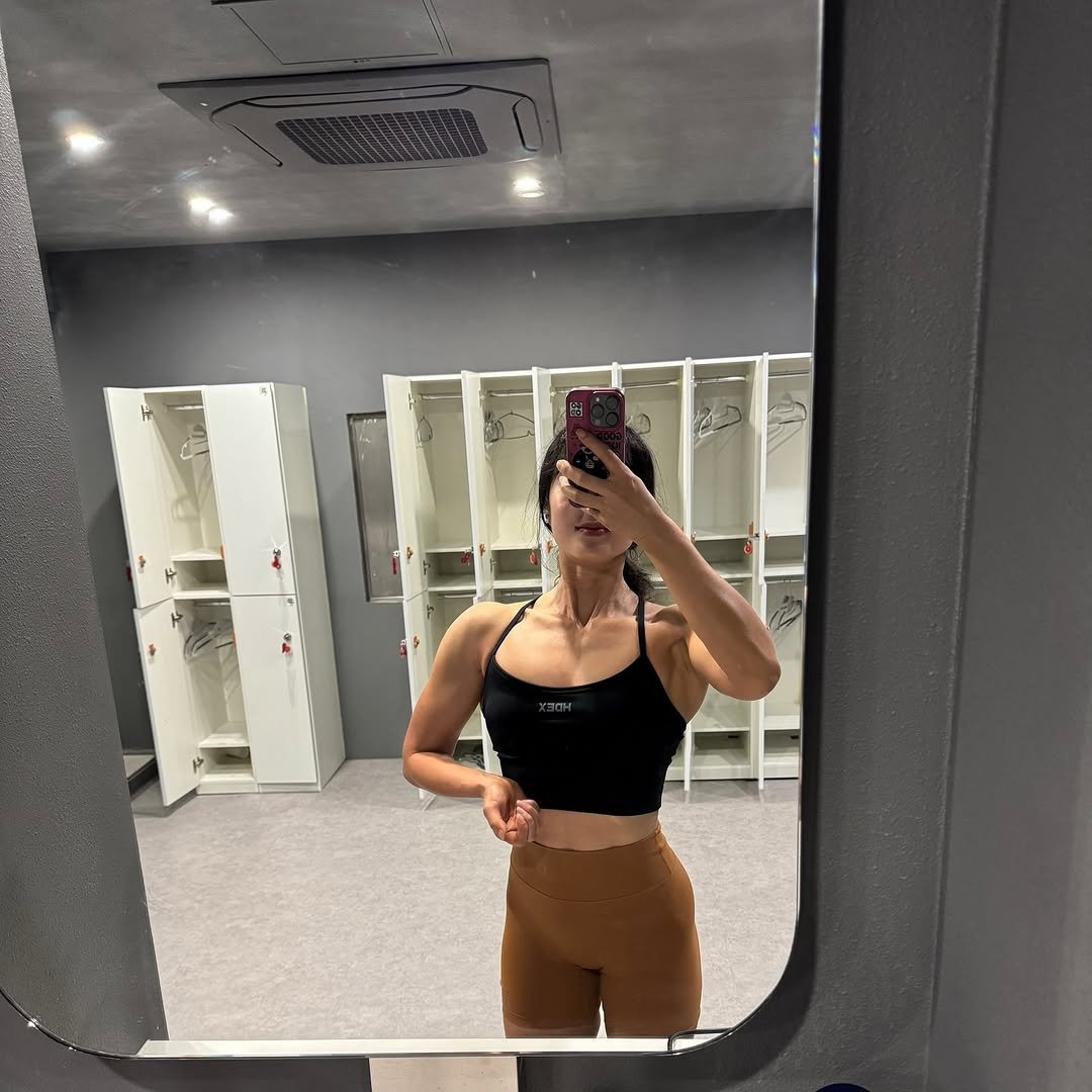 12ny_fit03 게시물 이미지: 앞뒤 사진이 체지방 5프로는 차이나보이는데
다덜 거울에서 머얼리떨어져서 찍으세여✌🏽