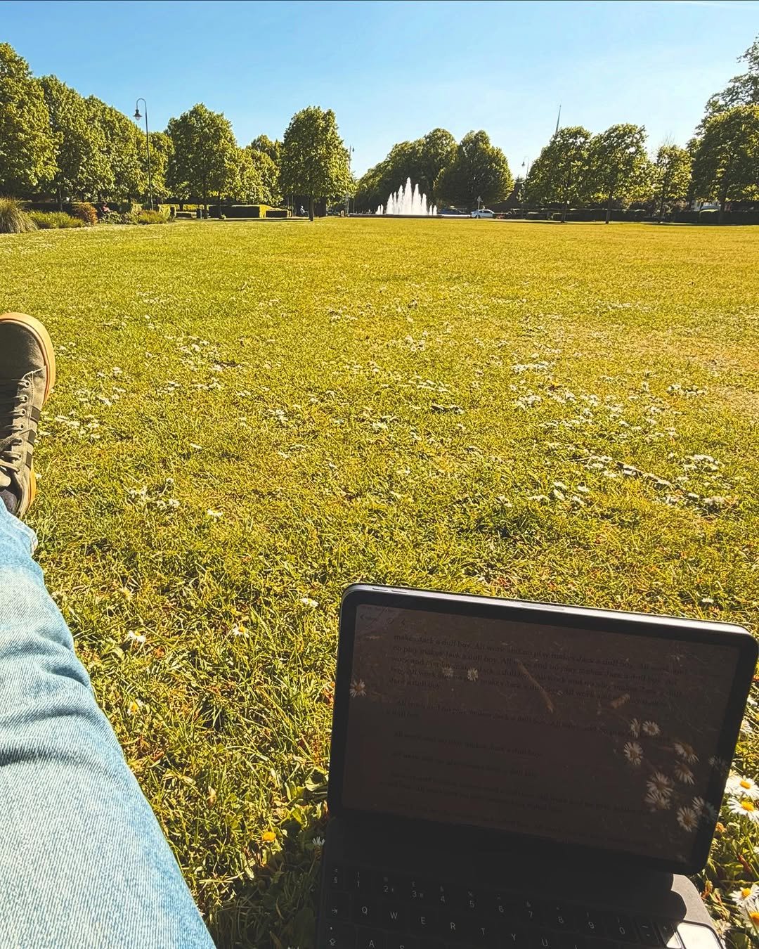 1577 게시물 이미지: Today’s writing spot was rather lovely.