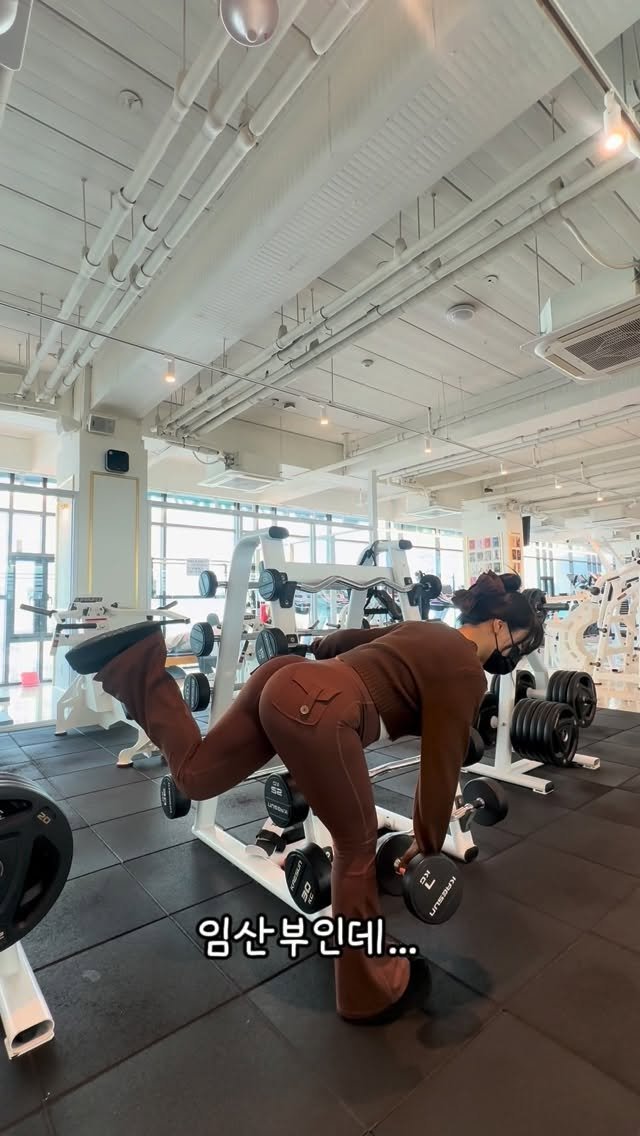 157cm_fitgirl 게시물 이미지: 🎯 임신 중기 운동 시 주의사항

🔥 1. 누워서 하는 운동은 제한

👉 20주...