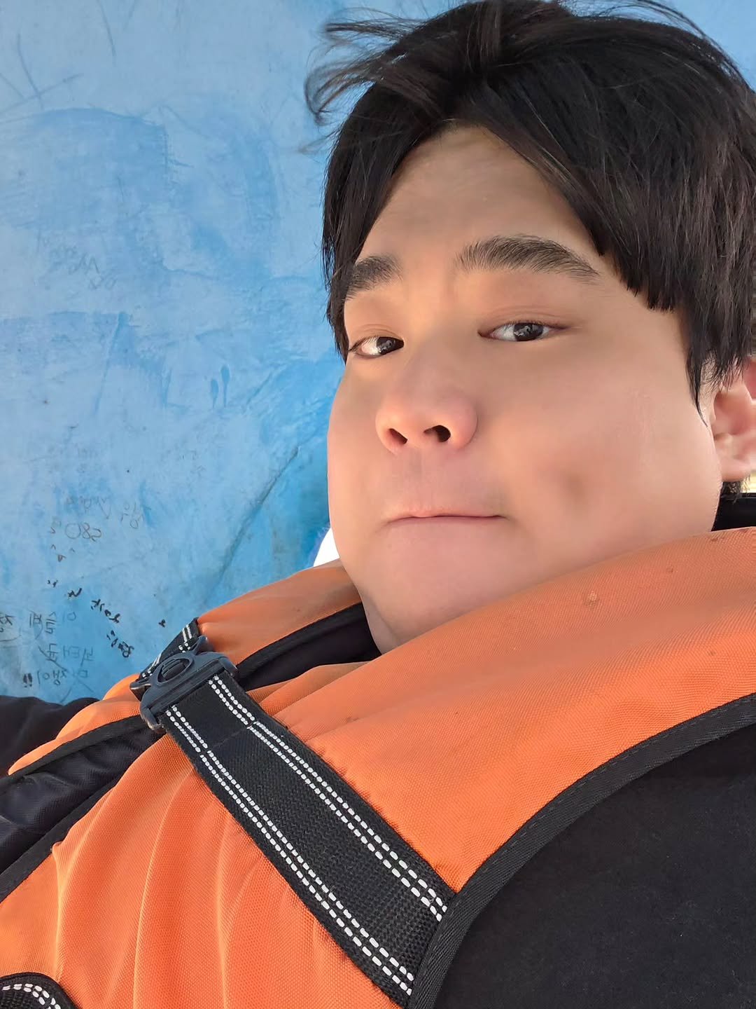 Photo by 160kg 김현우 on November 22, 2025. May be a selfie of one or more people, sling, vest and text.