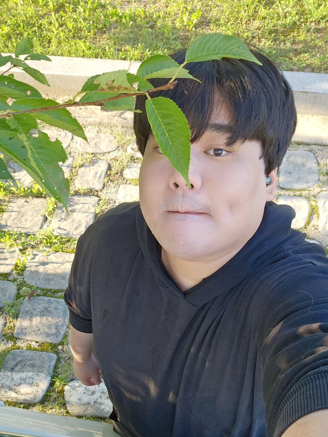 Photo by 160kg 김현우 on August 15, 2025. May be a selfie of 1 person, tree and text.