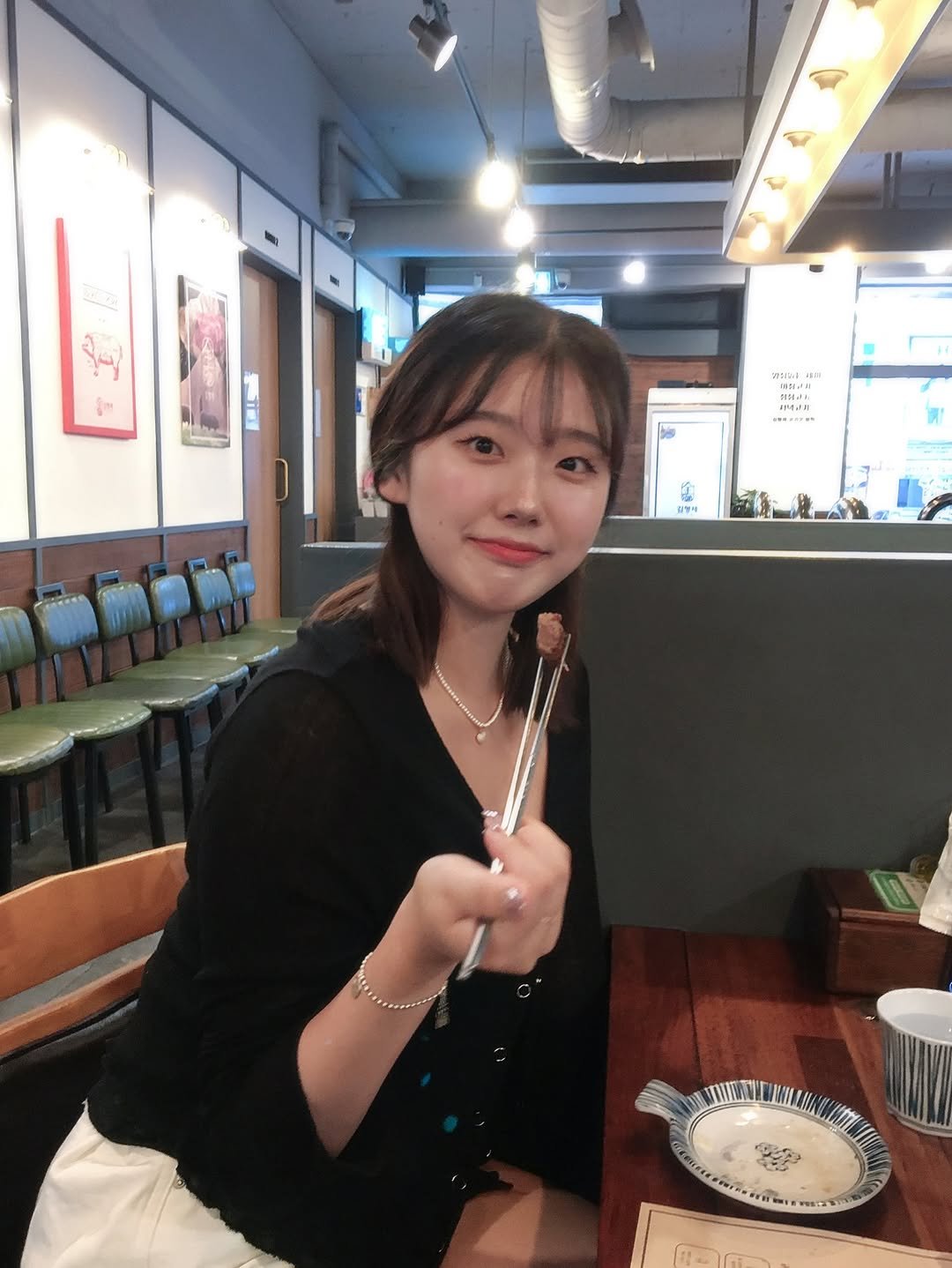 Photo by 황소영ᰔ ྀིྀིྀིྀིྀ on August 04, 2025. May be an image of 1 person, chopsticks and text.