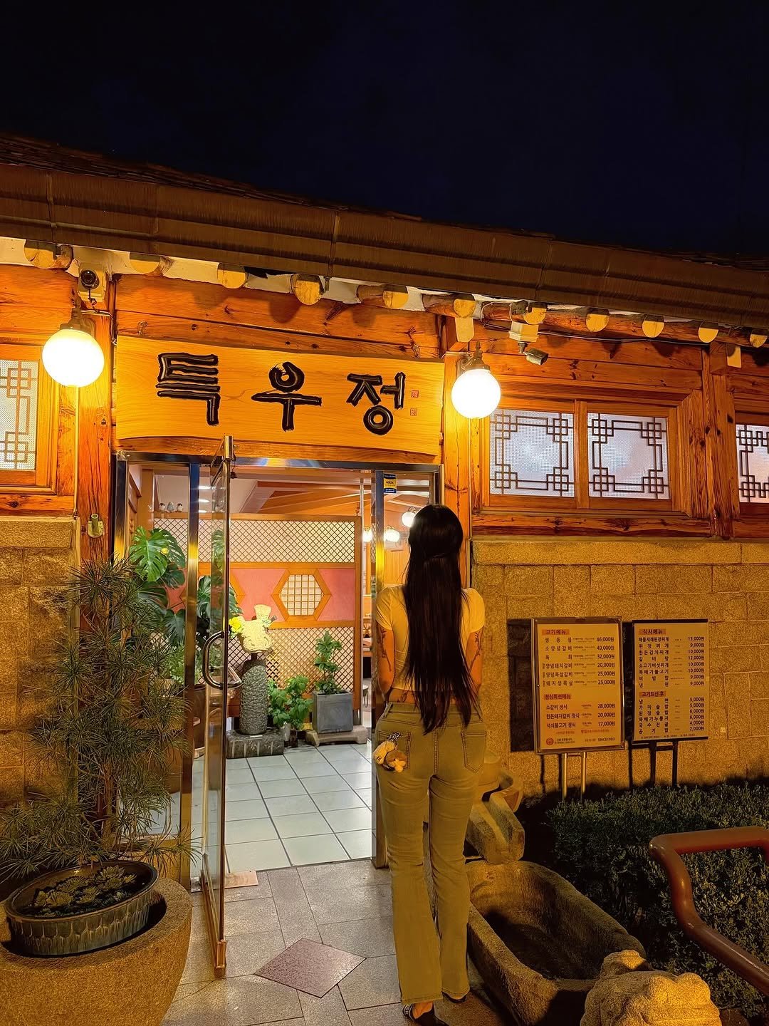 Photo by 전보연 on October 10, 2025. May be an image of wind chime, lantern, Fushimi Inari Taisha, Gyeongbokgung Palace and text.