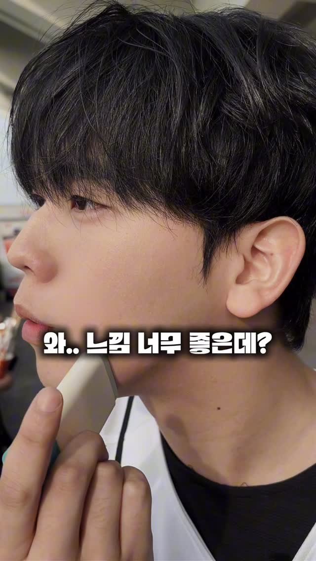 178_w_byen 게시물 이미지: (광고) 번들거리는 피부에 오브제 선스틱 쓴 남자친구 st
개기름 줄줄 흐르는...
