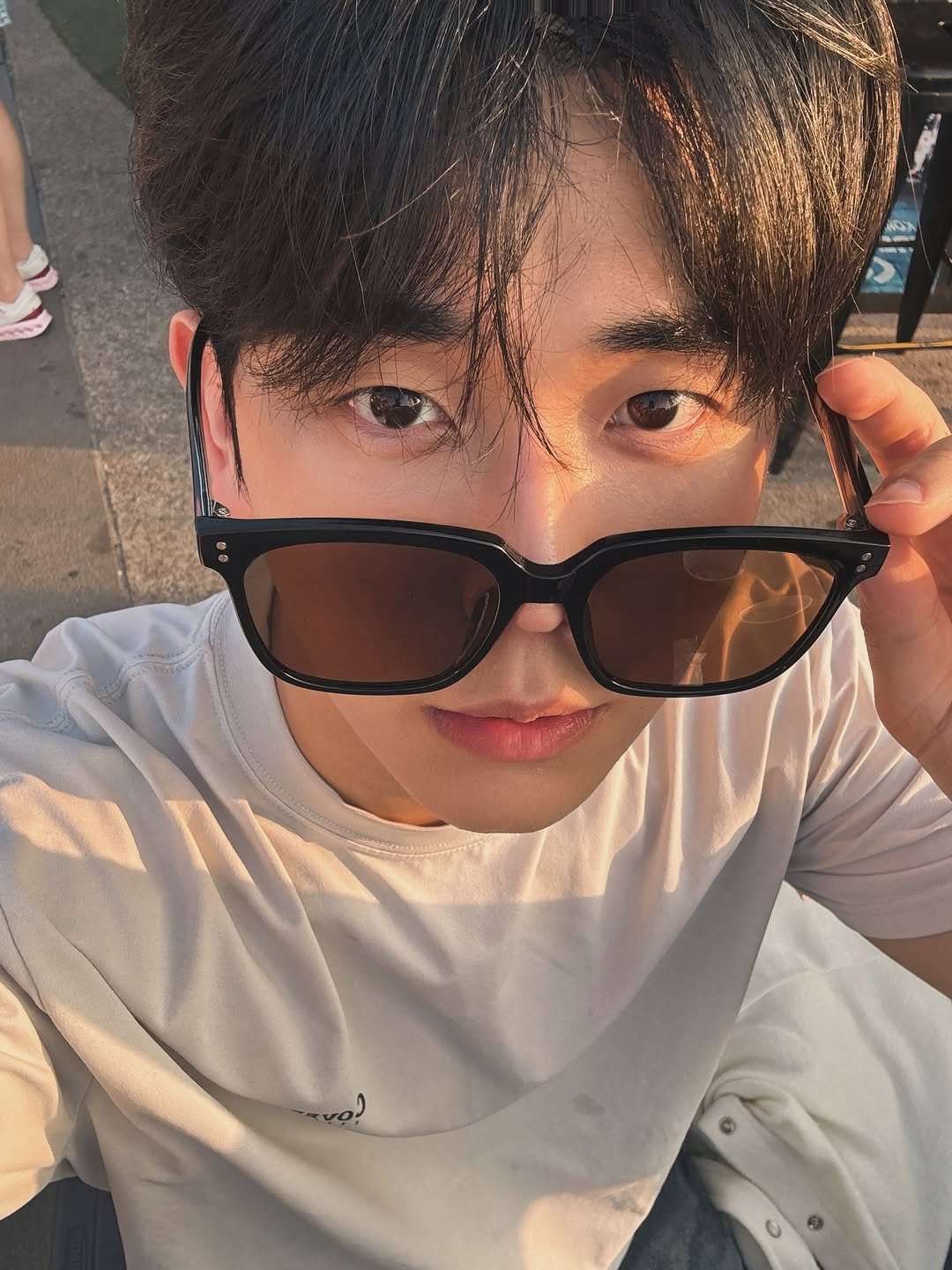 178_w_byen 게시물 이미지: 잘생긴 사람을 보면 기억을 잃는대!!

Sunglasses :...