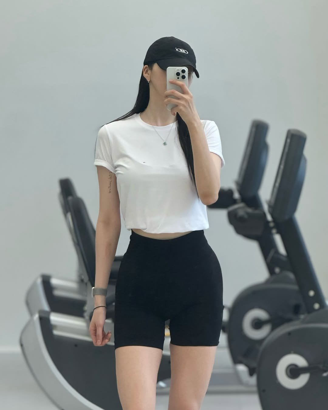 178cmimi 게시물 이미지: #협찬
 
기본티를 찾아 헤매는 저에게
#HUGVONE 에서 너어무 맘에 드는...