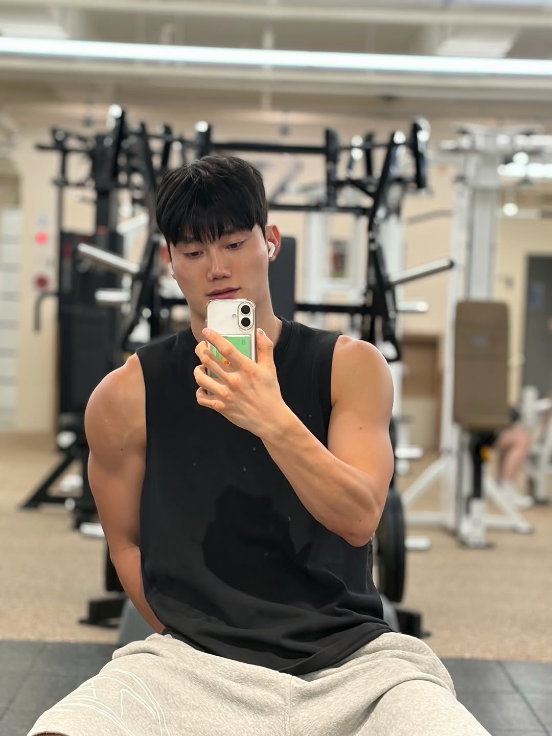 182_jg 게시물 이미지: 헬스 2년 만에
드디어 광배 자극 찾은 건가

오늘 처음으로 광배 근육통...