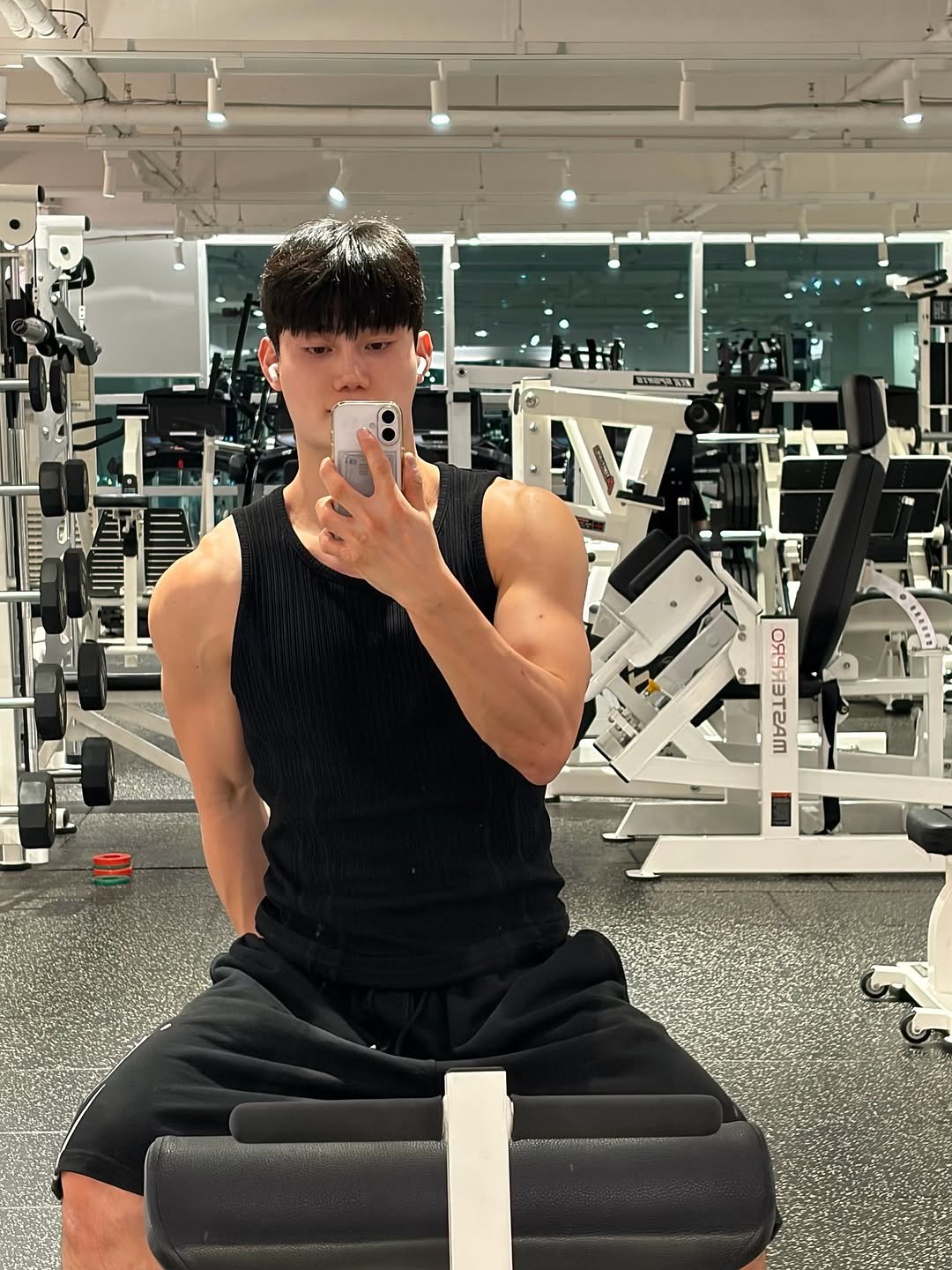 182_jg 게시물 이미지: 샤워실 타일이 깨져있어
운동하러 갔다가 일하고 왔네요😂

#서면헬스 #마블피트니스서면점 #부산헬스장