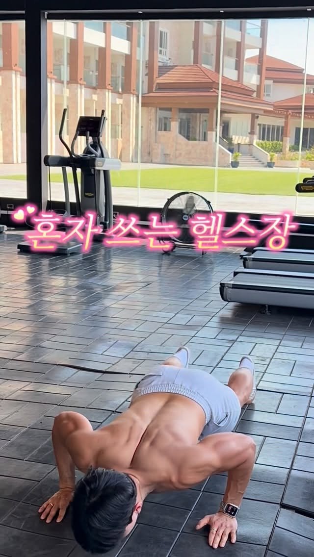 182_jg 게시물 이미지: 아무도 없는 뷰 맛집 헬스장에서 상의 탈의해보기☺️

#해외여행 #오운완...