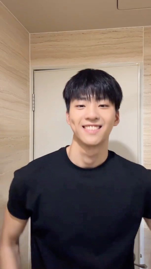 184.95cm 게시물 이미지: 请把我记在你的心里😁🫶🏻