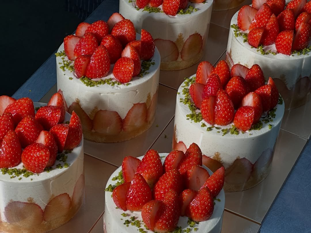 Photo by 하얀풍차제과점 | 천연발효종 베이커리 | 딸기케이크 크리스마스케이크 케이크맛집 화이트롤 on December 19, 2025. May be an image of strawberry, chiffon cake, fruitcake and text.