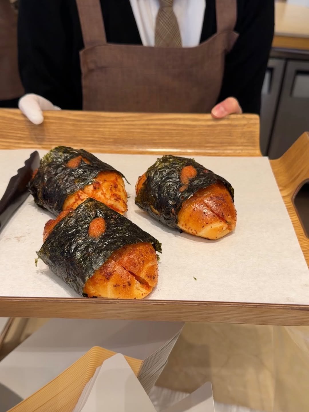 Photo by 하얀풍차제과점 | 천연발효종 베이커리 | 딸기케이크 크리스마스케이크 케이크맛집 화이트롤 on March 17, 2026. May be an image of sushi, sashimi, smoked salmon, seaweed and text.