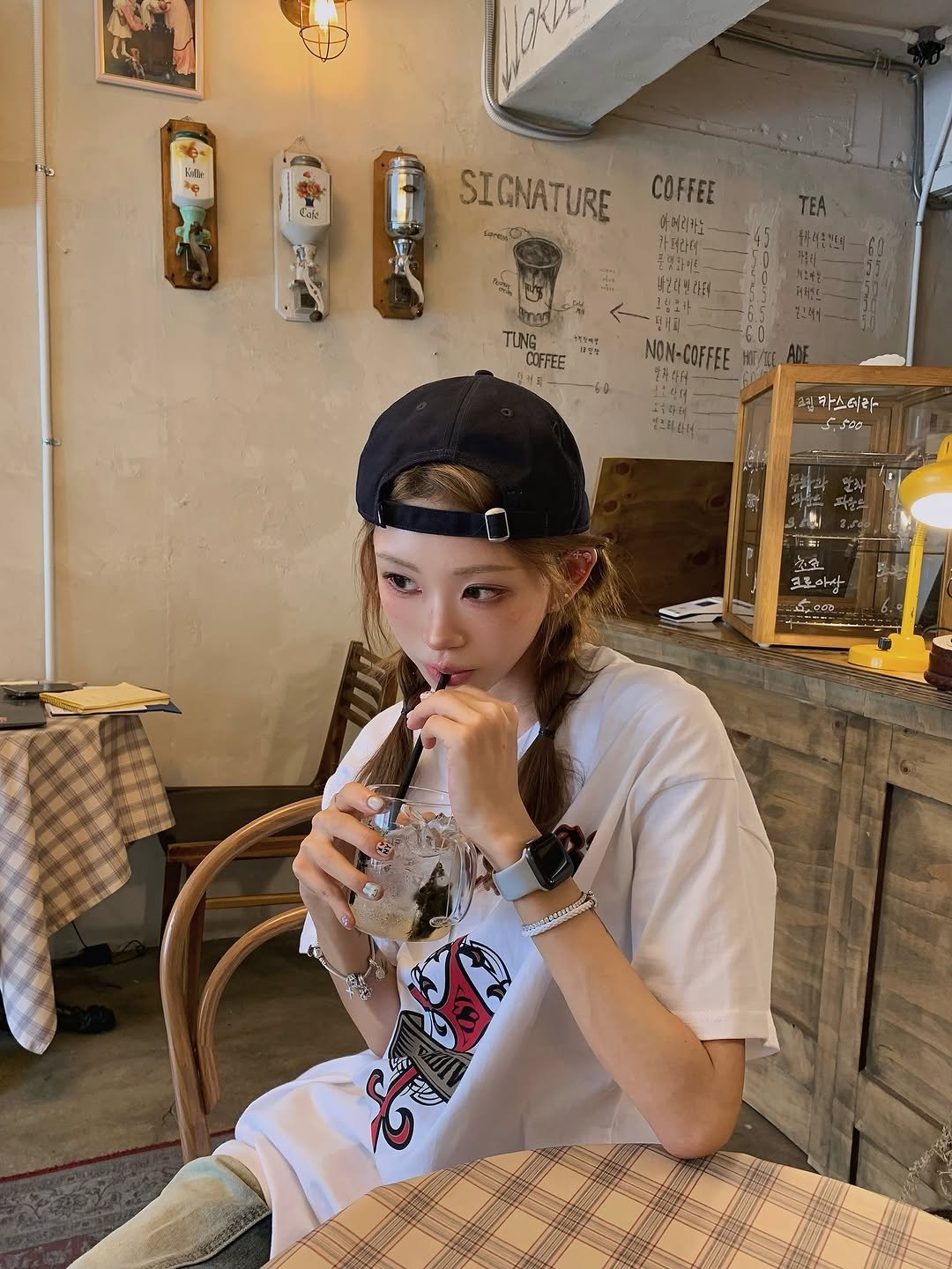 Photo shared by ָ 「 준희 」 on August 07, 2025 tagging @duckdive_official. May be an image of 1 person, skateboard, bolo tie and text that says 'ሱ tệ Cule SIGNATURE COFFEE 아러간체수 o 박산로일라더 TUNG COFFEE NON-COFFEE 찜 김카스리라 05؟ =i 2호 크로아상 و 收'.