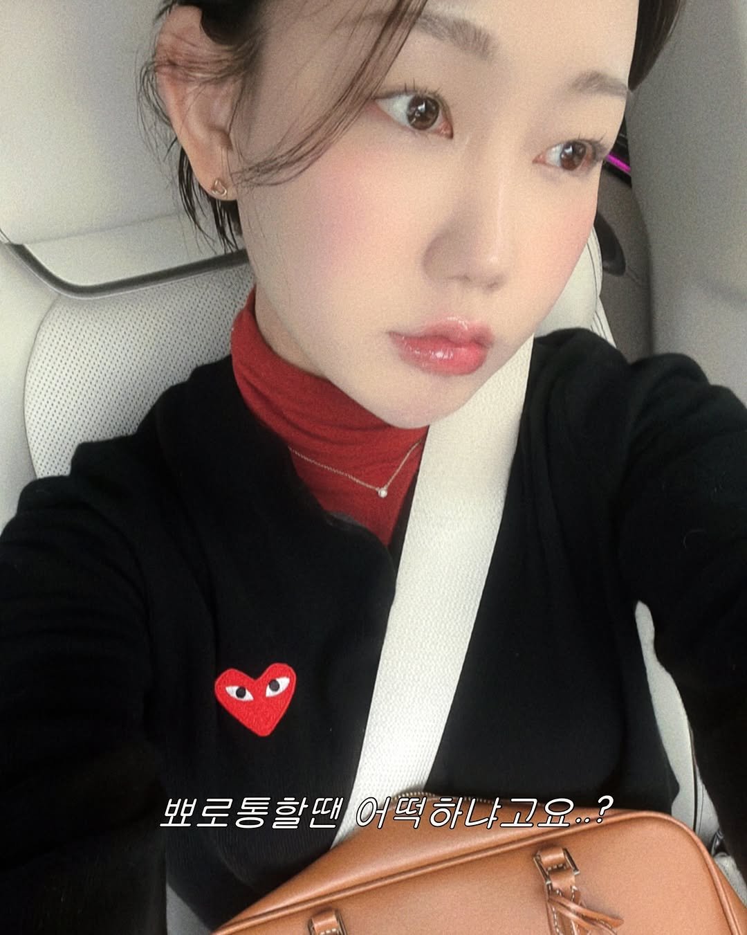 Photo by 𝐌𝐢𝐧𝐚 | 뷰티•시술 꿀팁 | 감성공유⑉♥ on November 30, 2025. May be a selfie of one or more people, lipstick, turtleneck and text that says '뽀로통할땐 어떡하냐고요..? 뽀로동할땐어떡하나고요? ?'.