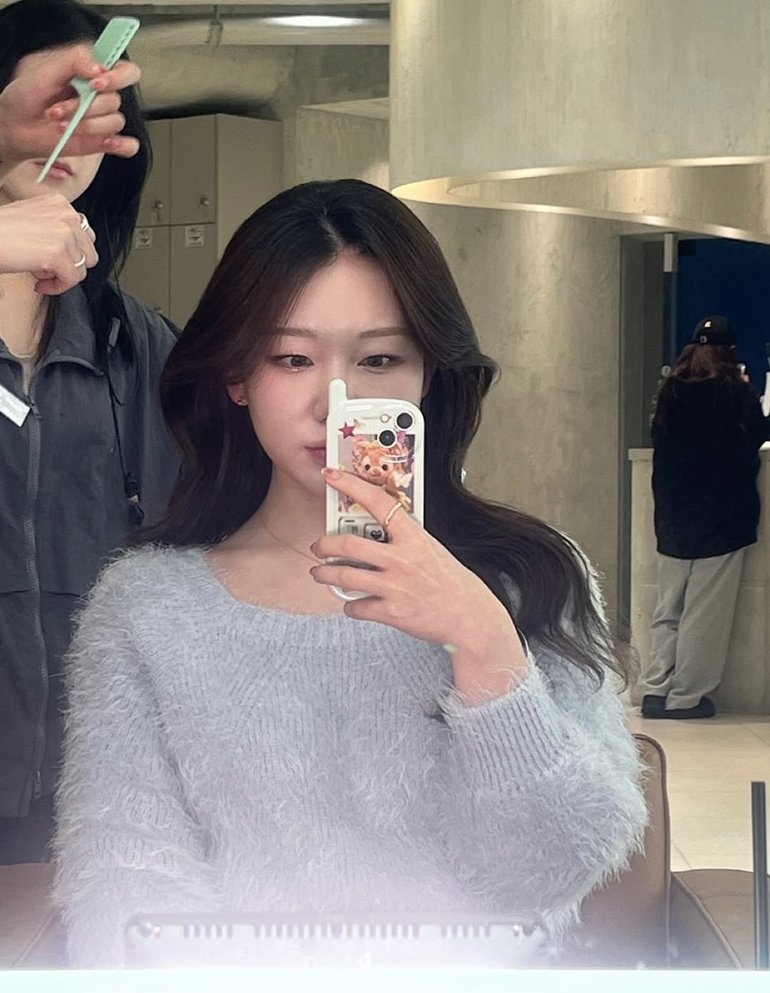 Photo shared by 𝐌𝐢𝐧𝐚 | 뷰티•시술 꿀팁 | 감성공유⑉♥ on November 01, 2025 tagging @yoning_official. May be a selfie of one or more people, braids, mirror, top and text.