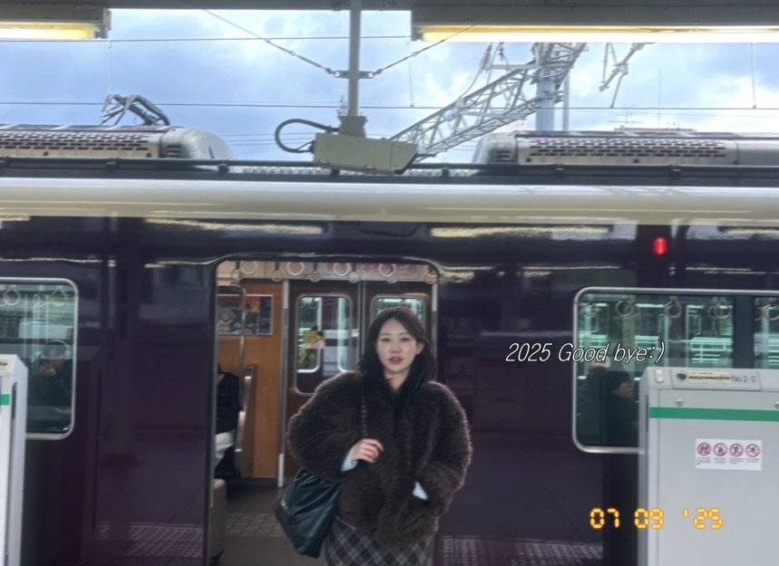 Photo by 𝐌𝐢𝐧𝐚 | 뷰티•시술 꿀팁 | 감성공유⑉♥ on December 31, 2025. May be an image of train, duffle coat, parka and text.